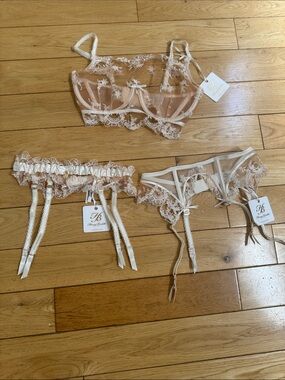 Honey Birdette Daisy Blush Nude Lace Balconette Bra 32DDD with Two Garters small